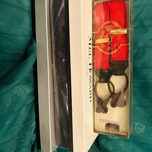 Brand New Red Trafalgar Suspenders Set of 3 Mens Silk Cummerbund Bow Tie Sets. - Picture 5 of 5
